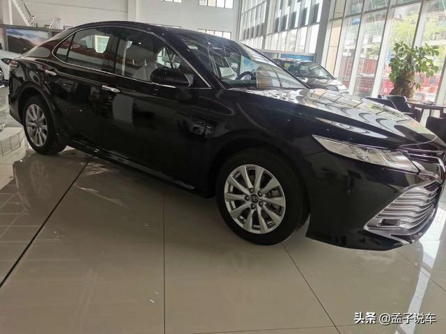30岁喜提凯美瑞2.0G豪华版，10气囊+2825毫米轴距，2.0L油耗仅7L