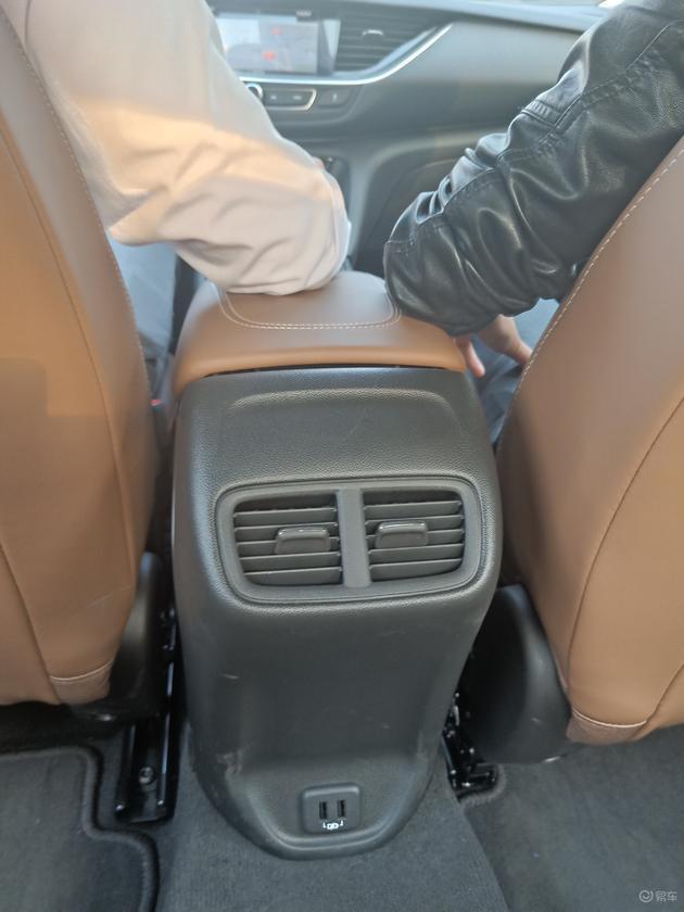 岳父让我买迈腾，我却怒提这车，他看到实车后差点打我一巴掌