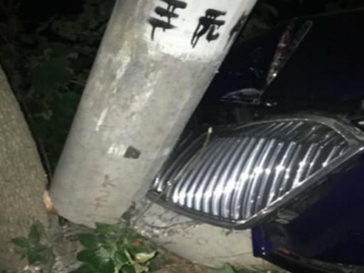 喜提红旗H5第一天就撞电线杆，挪车后，车主：我没看错吧？