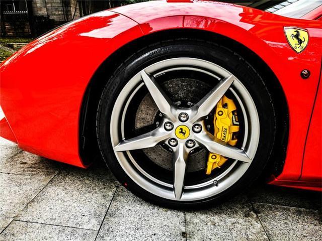 400万提法拉利488GTB，性能太强了，美女镇楼
