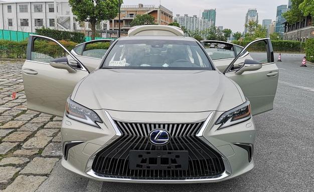 雷克萨斯ES 300H提车，动力不如大众1.8T，不要紧，好看就行了