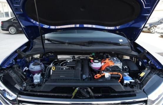 表弟结婚纪念日直接送媳妇一辆20多万的新车，外形好看空间还大