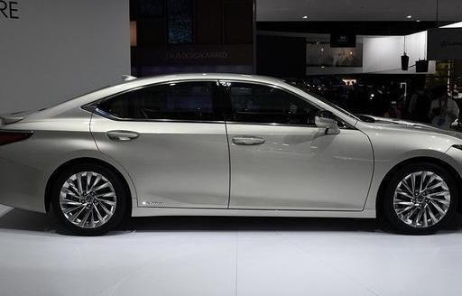 雷克萨斯终于发飙了！进口2.5L+ECVT，油耗低至4.2L，还看啥A6