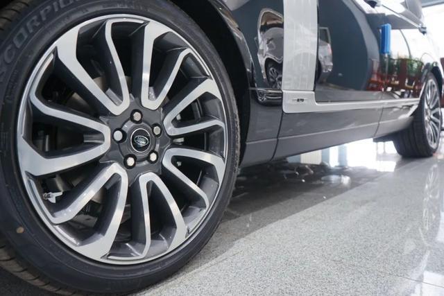 都说雷克萨斯LX570好，为何扭头提了路虎揽胜？看到实车就懂了