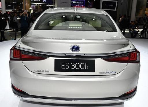 雷克萨斯终于发飙了！进口2.5L+ECVT，油耗低至4.2L，还看啥A6