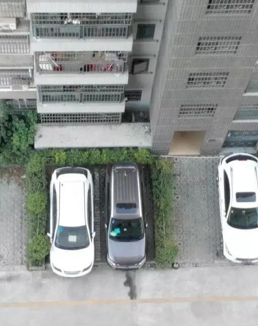 喜提三菱欧蓝德，看看这些合资车停在旁边，网友：性价比绝对高