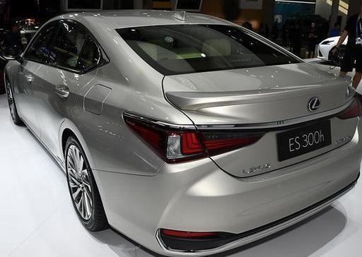 雷克萨斯终于发飙了！进口2.5L+ECVT，油耗低至4.2L，还看啥A6