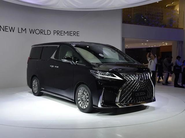 都说雷克萨斯LX570好，为何扭头提了路虎揽胜？看到实车就懂了