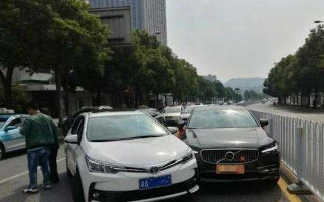 沃尔沃S90刚提一周就被卡罗拉撞，车主下车一看哭晕：把我卖了吧