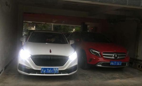 19万提一辆红旗H5，和隔壁邻居家大奔驰停在一起，车主笑很满足