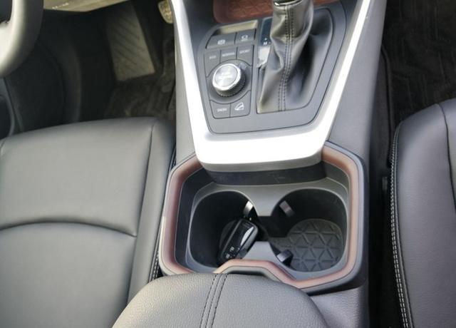 全新RAV4现场提车，有一种陶醉之感
