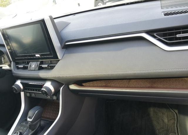 全新RAV4现场提车，有一种陶醉之感