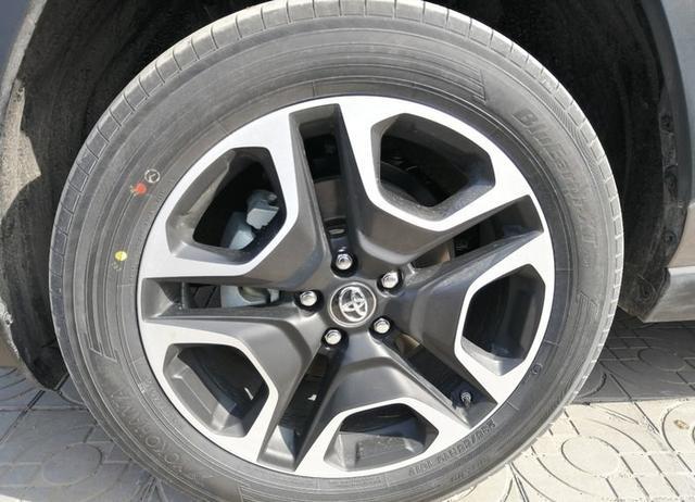 全新RAV4现场提车，有一种陶醉之感