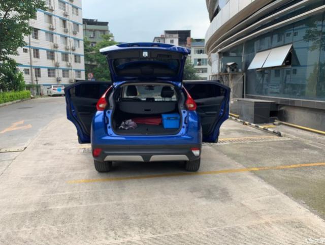 生意人买SUV就选它，比荣放实惠，蓝色的车身很纯洁