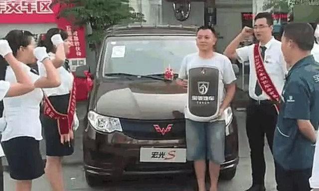 男子喜提五菱宏光，提车仪式让他太惊喜，比买奔驰还有面子
