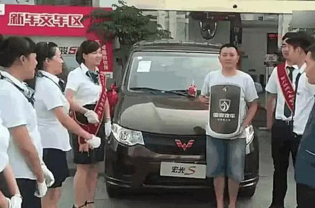 男子喜提五菱宏光，提车仪式让他太惊喜，比买奔驰还有面子