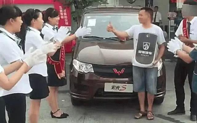 男子喜提五菱宏光，提车仪式让他太惊喜，比买奔驰还有面子