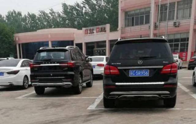 喜提荣威RX8，车主：买这车去上牌，奔驰看见了都得靠边停