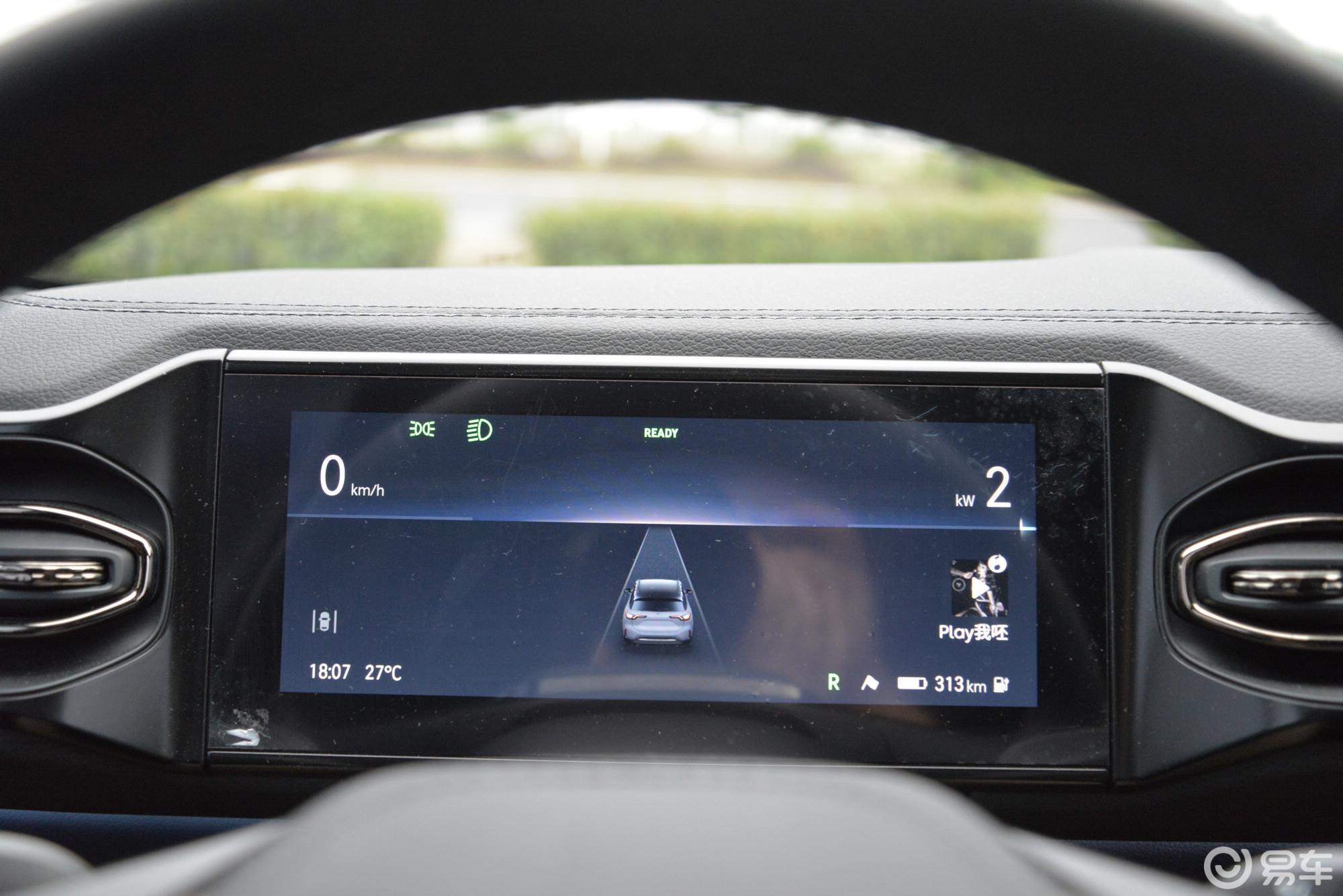 仪表盘上的信息分为 3 部分:左边是驾驶信息(时速/时间/温度等);中间