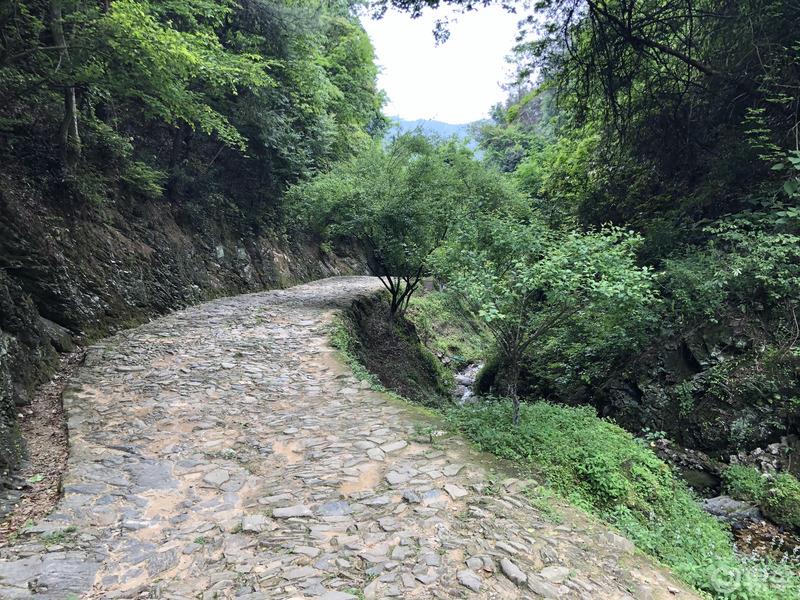 车友游梅关古道，体验徒步出省。