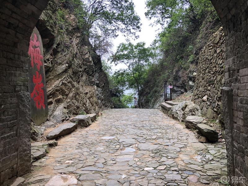 车友游梅关古道，体验徒步出省。