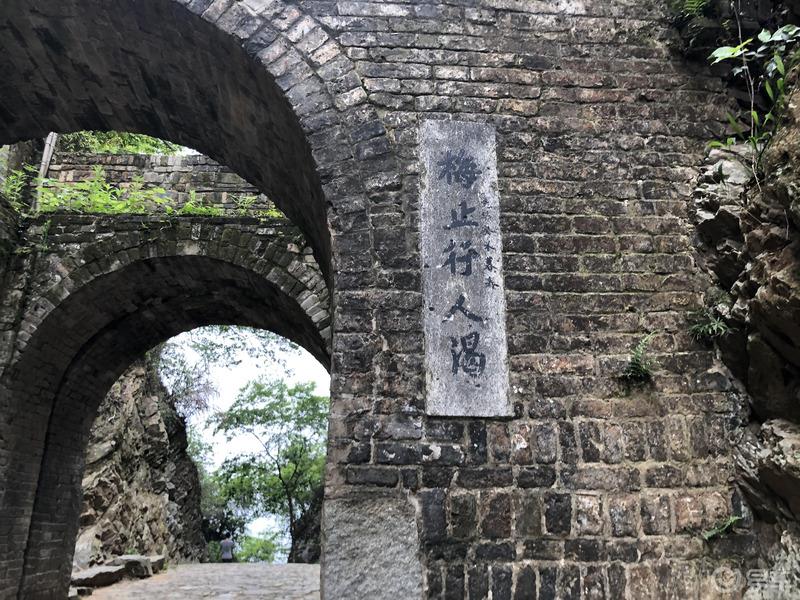 车友游梅关古道，体验徒步出省。