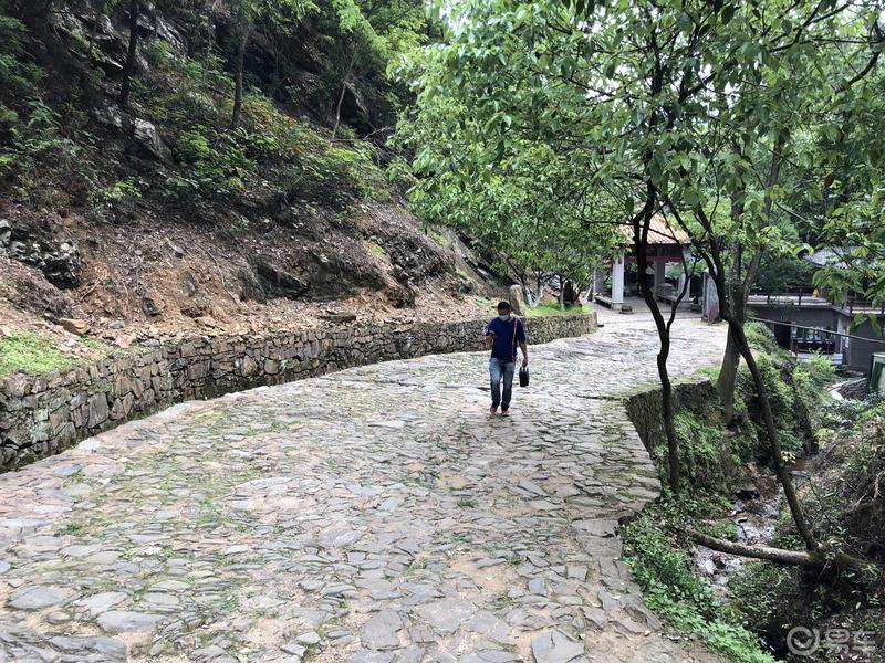 车友游梅关古道，体验徒步出省。