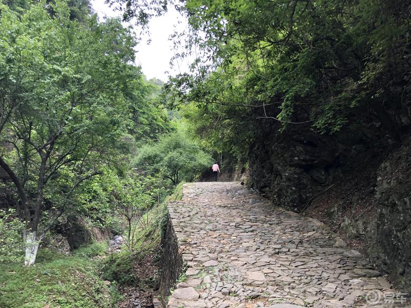 车友游梅关古道，体验徒步出省。