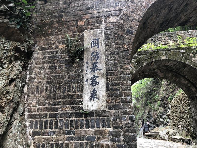 车友游梅关古道，体验徒步出省。