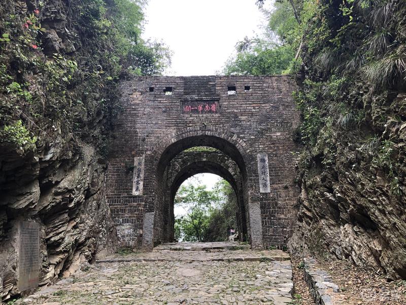 车友游梅关古道，体验徒步出省。