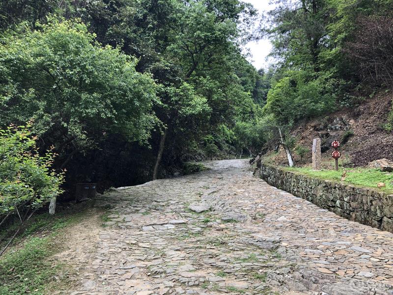 车友游梅关古道，体验徒步出省。