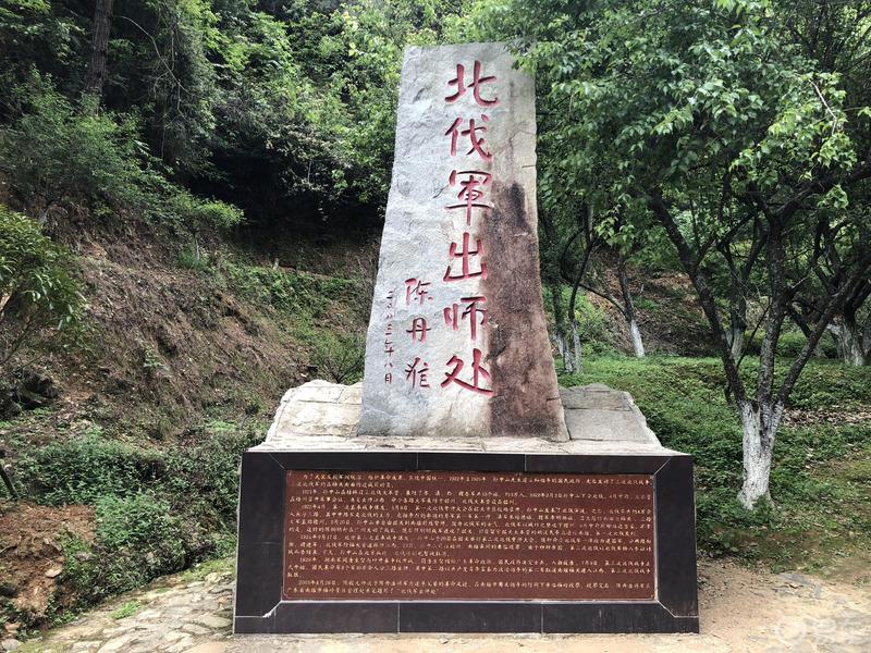 车友游梅关古道，体验徒步出省。