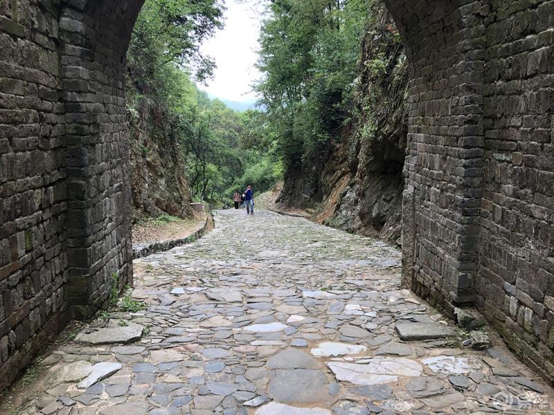 车友游梅关古道，体验徒步出省。