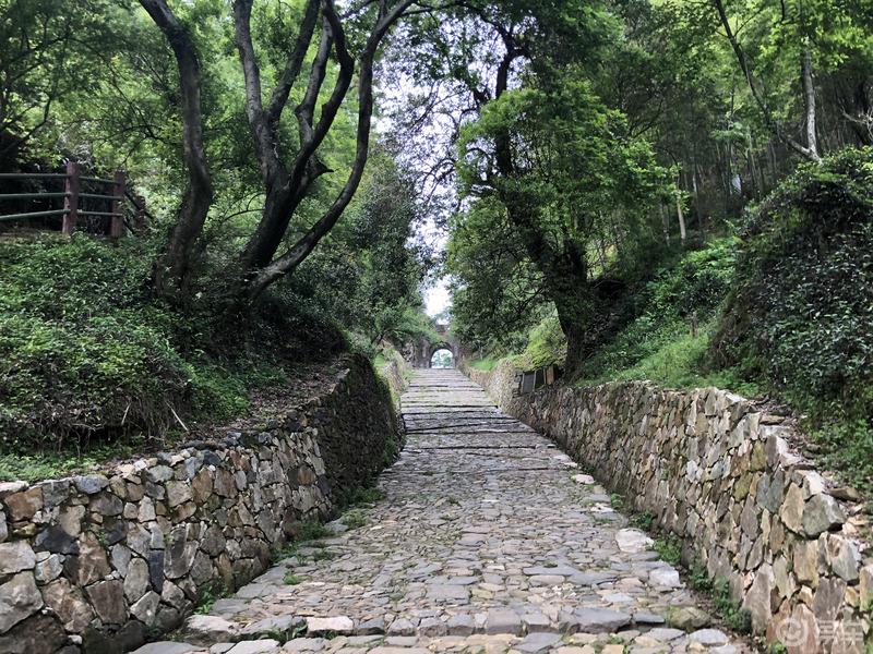 车友游梅关古道，体验徒步出省。