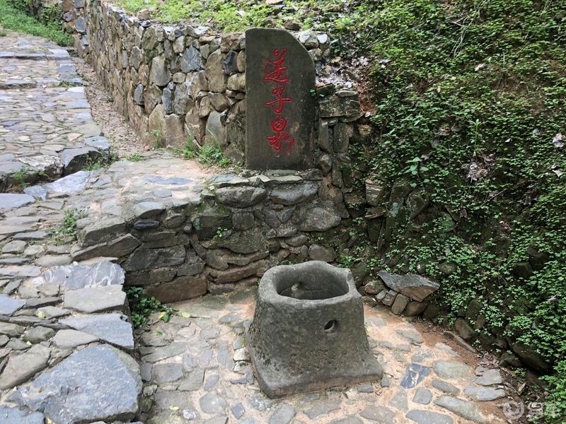 车友游梅关古道，体验徒步出省。
