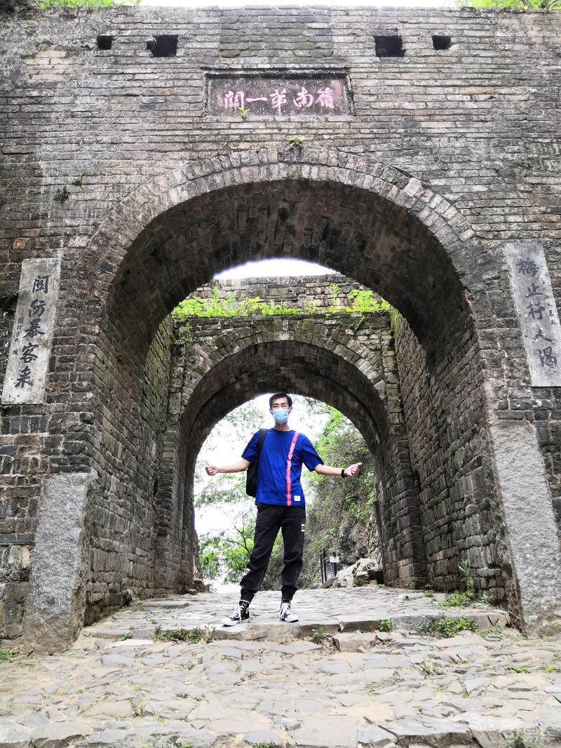 车友游梅关古道，体验徒步出省。