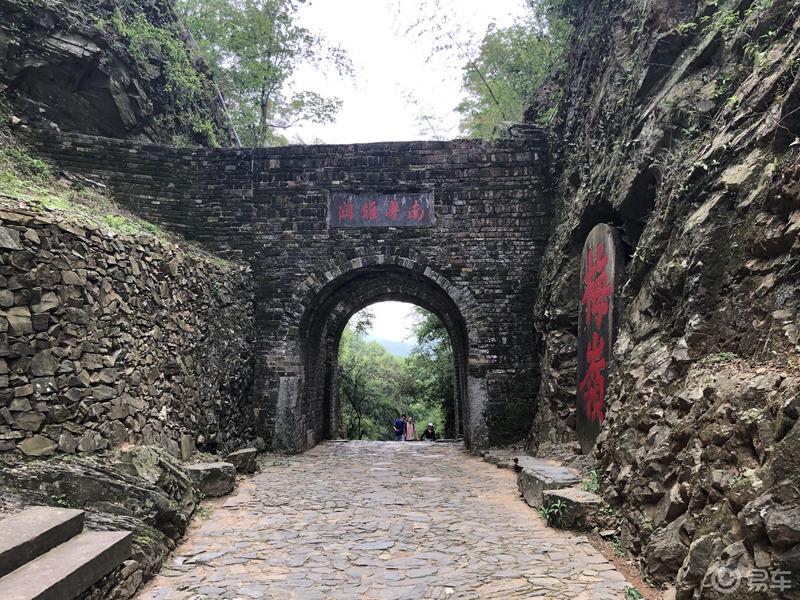 车友游梅关古道，体验徒步出省。