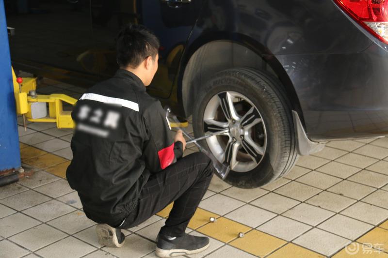 节日前为小科更换新胎压监测
