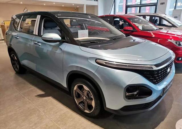 一家六口的好选择，全车6个座椅媲美老板座，才卖7万多车内可声控