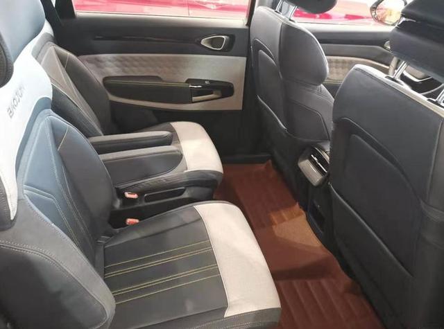 一家六口的好选择，全车6个座椅媲美老板座，才卖7万多车内可声控