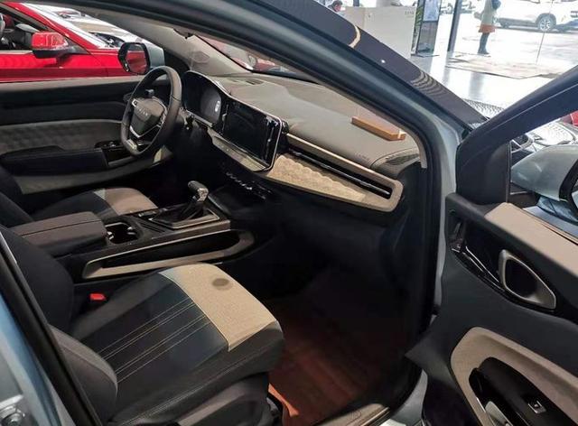 一家六口的好选择，全车6个座椅媲美老板座，才卖7万多车内可声控