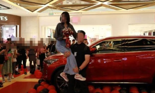 小伙喜提比亚迪唐并向女友求婚，网友：这颜值起码配奔驰，可惜了