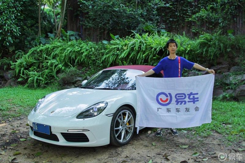 开着保时捷718Boxster与美女相约小树林