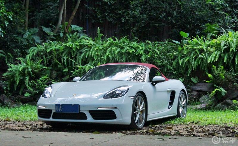 开着保时捷718Boxster与美女相约小树林