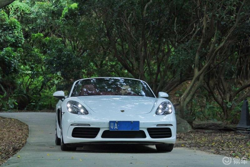 开着保时捷718Boxster与美女相约小树林