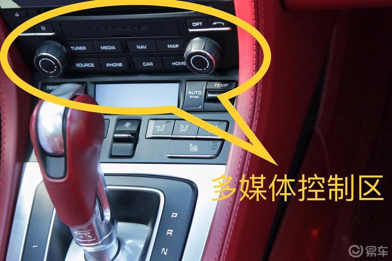 开着保时捷718Boxster与美女相约小树林
