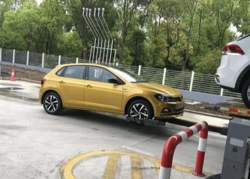 全新大众POLO实车曝光，真比飞度帅气，档次不输高尔夫，又要火