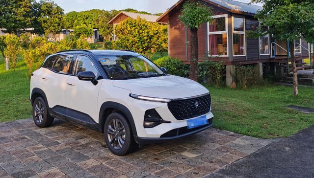8万提智能SUV，配全景天窗+双色车身，油耗4毛，RS-3还能自动驾驶