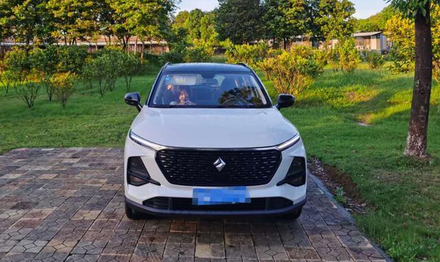 8万提智能SUV，配全景天窗+双色车身，油耗4毛，RS-3还能自动驾驶