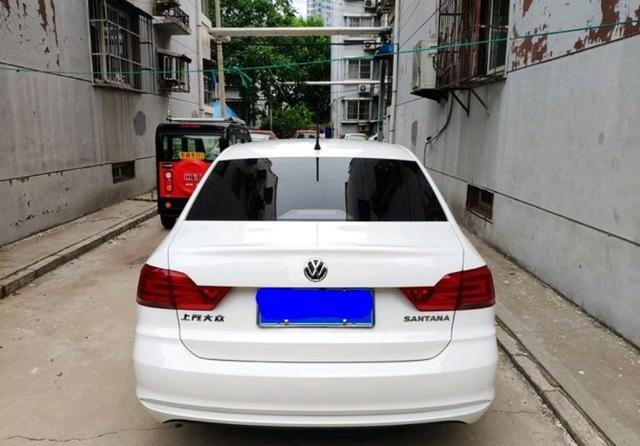 喜提新桑塔纳，驾驶质感出色，配置有点寒酸，这个价格买贵了吗